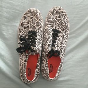 Black/white sneakers